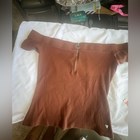 Two Guess blouses, one floral and one carmelite - Picture 5 of 5